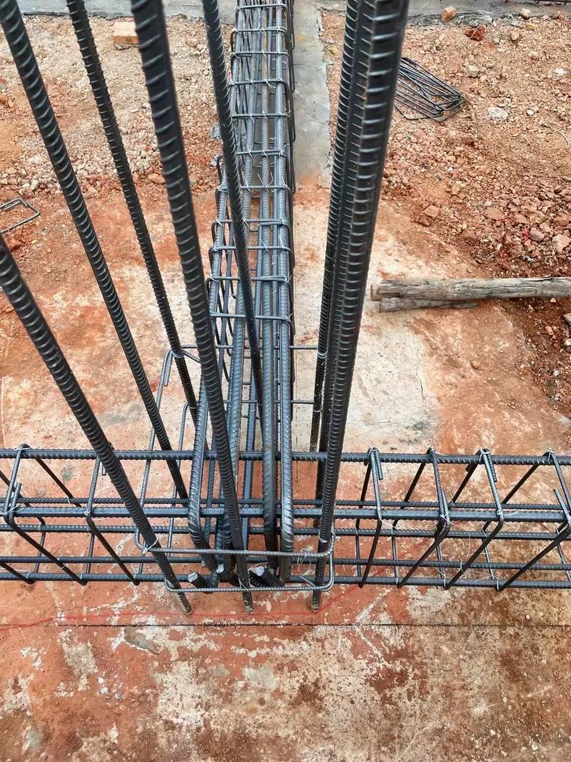 人工挖孔桩基础,承台与地梁分开做,按图施工!